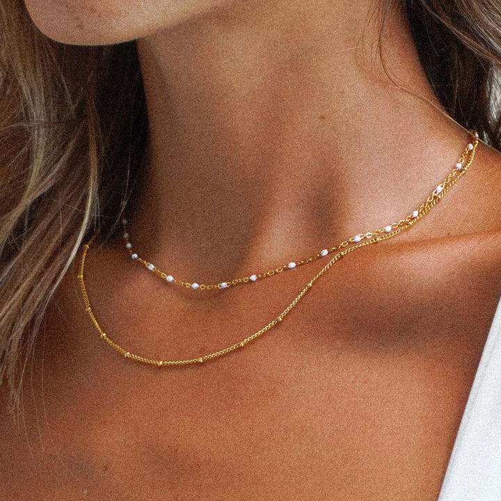 Damen Layering Choker Halskette in Gold am Hals getragen