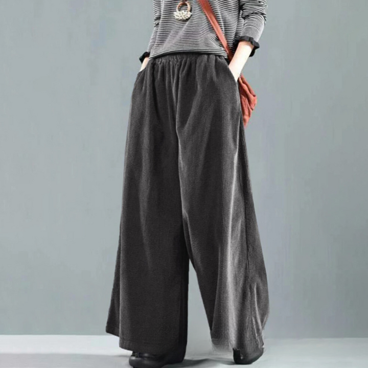 Grüne Damen Vintage Hose mit weitem Bein, lockerem Schnitt. Komfortable Freizeithose für stilvolle Alltagskleidung.