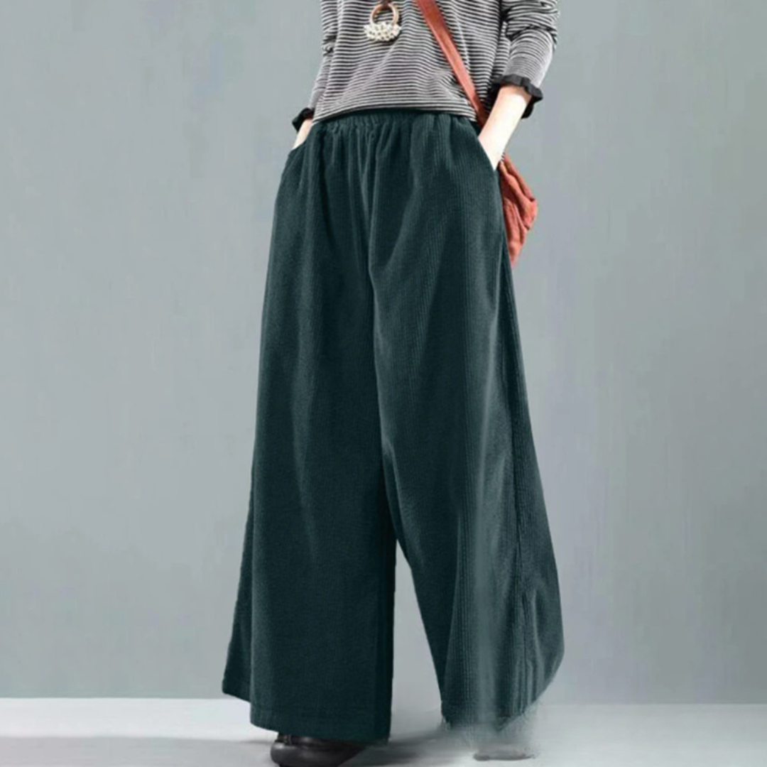Schwarze Damen Vintage Hose mit weitem Bein. Elegante & bequeme Alltagshose für vielseitige Damenmode.