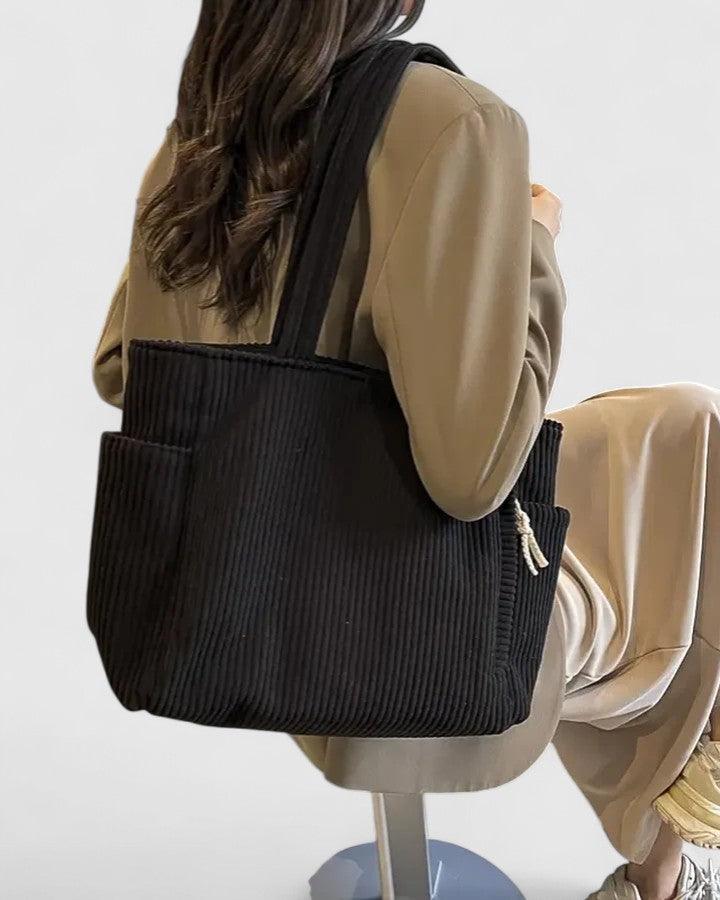 Weiße, elegante Alltagstasche für Damen. Stilvolle Umhängetasche, funktionell & perfekt für den Sommer.