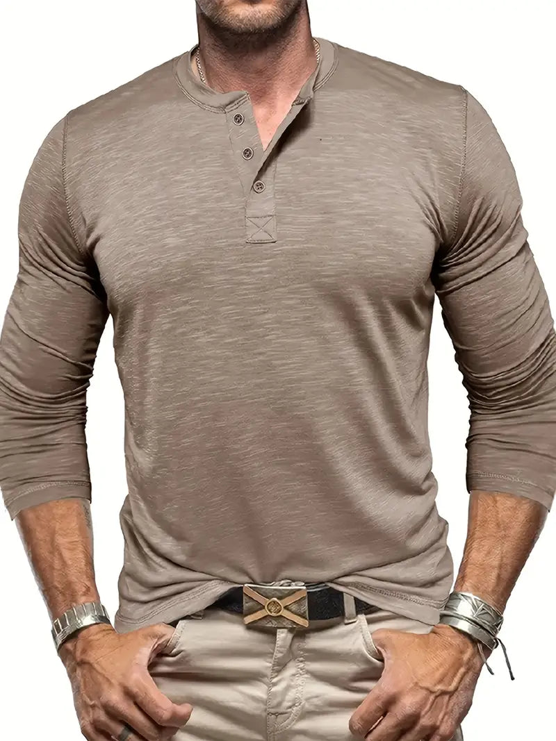 Detailaufnahme: Knopfleiste des schwarzen Herren Henley Langarmshirts, klassisches Design.