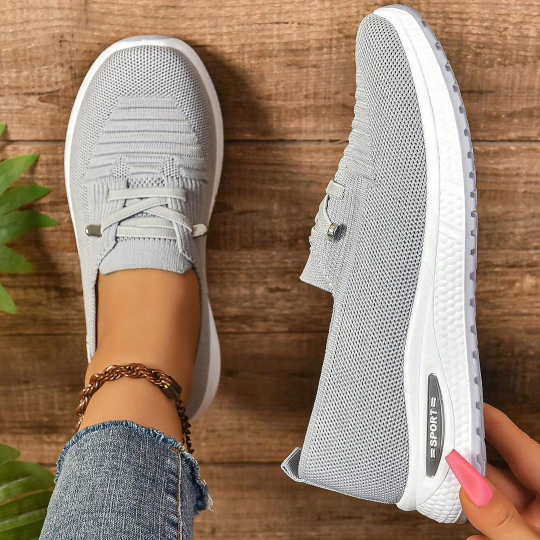Graue Damen Orthopädische Slip-On-Sneaker mit breiter Zehenbox für optimalen Komfort und Fußgewölbeunterstützung.