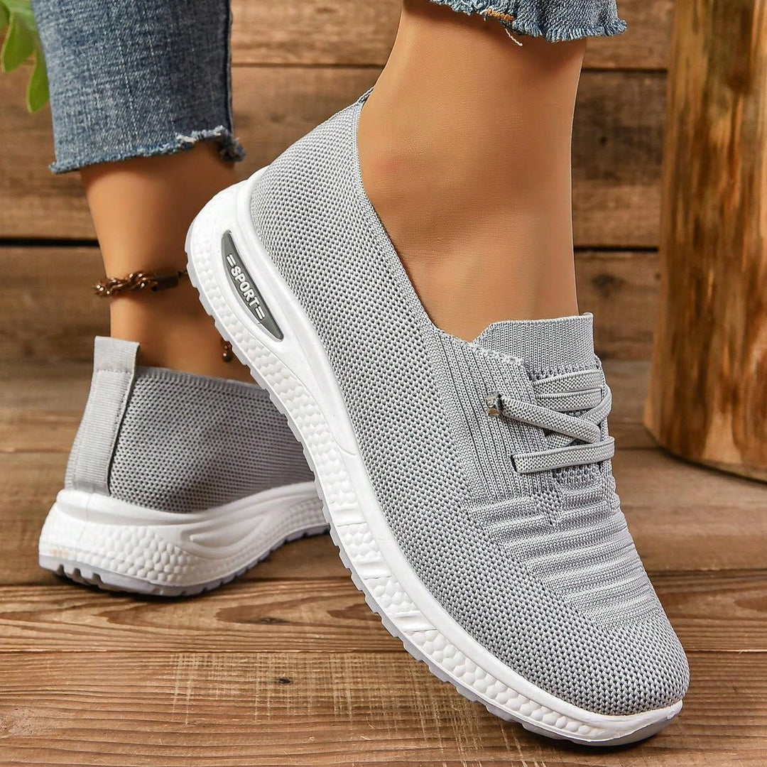 Bequeme graue Slip-On-Sneaker für Damen mit orthopädischem Fußbett und breiter Zehenpassform, ideal für den Alltag.