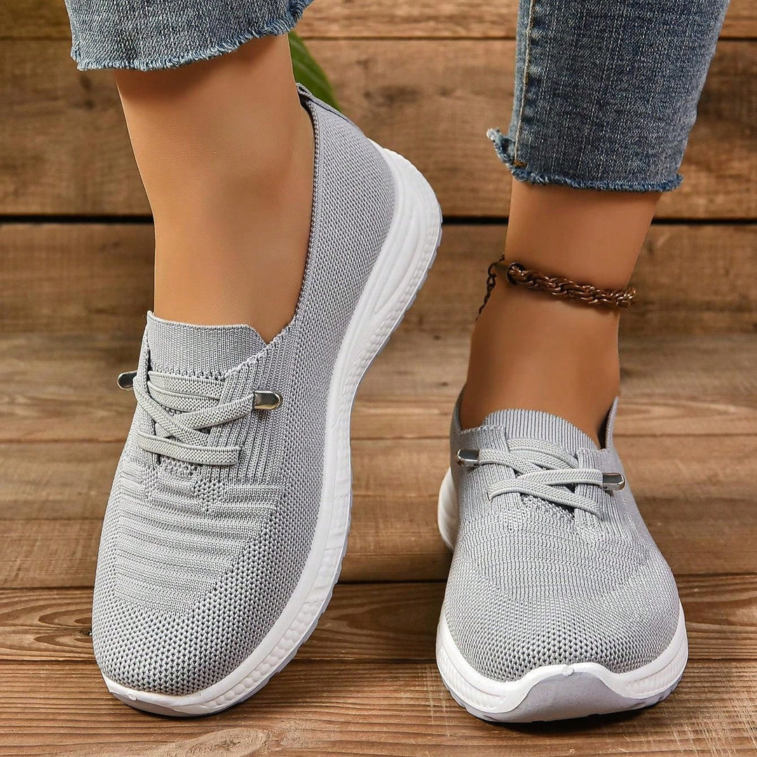 Damen Komfortschuhe: Graue orthopädische Slip-On-Sneaker mit breiter Zehenbox und Fußgewölbeunterstützung.