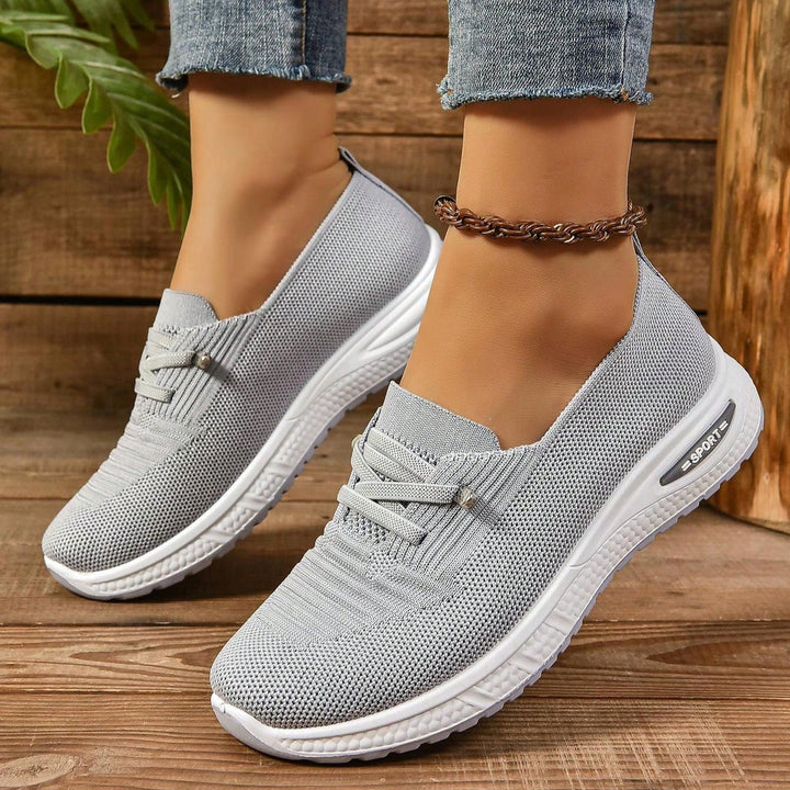 Stylische graue Gesundheitsschuhe für Frauen: Slip-On-Sneaker mit breiter Zehenbox und unterstützendem Design.