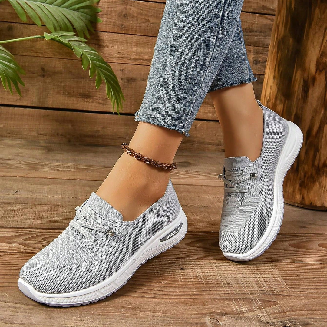Orthopädische Damensneaker in Grau, Slip-On-Design mit großzügiger Zehenbox und Komfortsohle für langes Gehen.