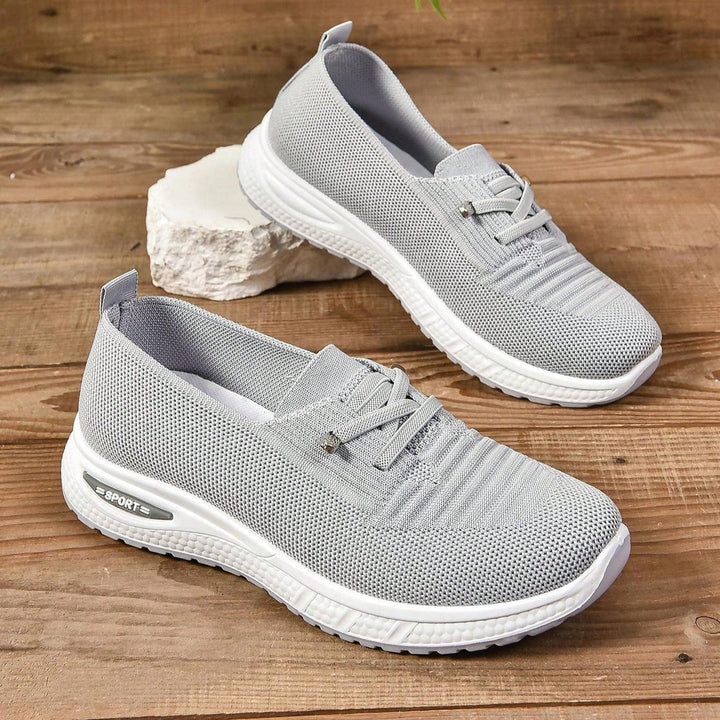 Seitenansicht: Bequeme graue Damen Slip-On-Sneaker mit orthopädischer Unterstützung und flexibler Laufsohle.