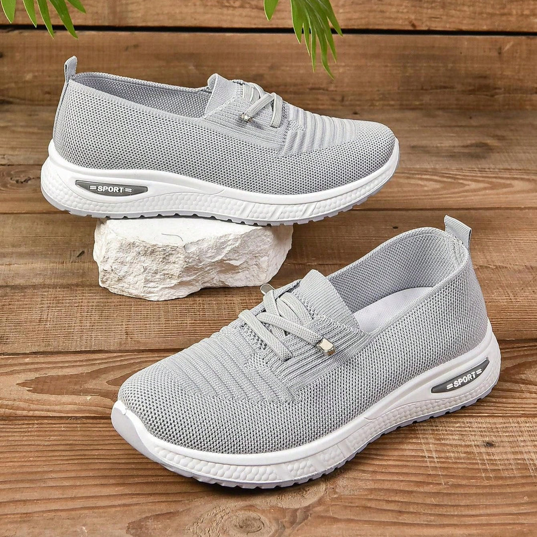 Detailaufnahme: Graue orthopädische Slip-On-Sneaker für Damen mit breiter Zehenbox und Fußgewölbeunterstützung.