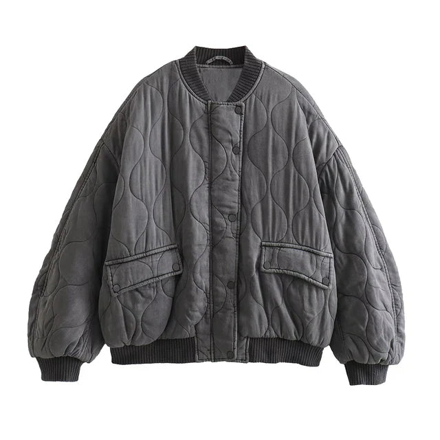 Graue Damen Steppjacke im Oversize-Schnitt. Modische Übergangsjacke für einen casual-eleganten Look.