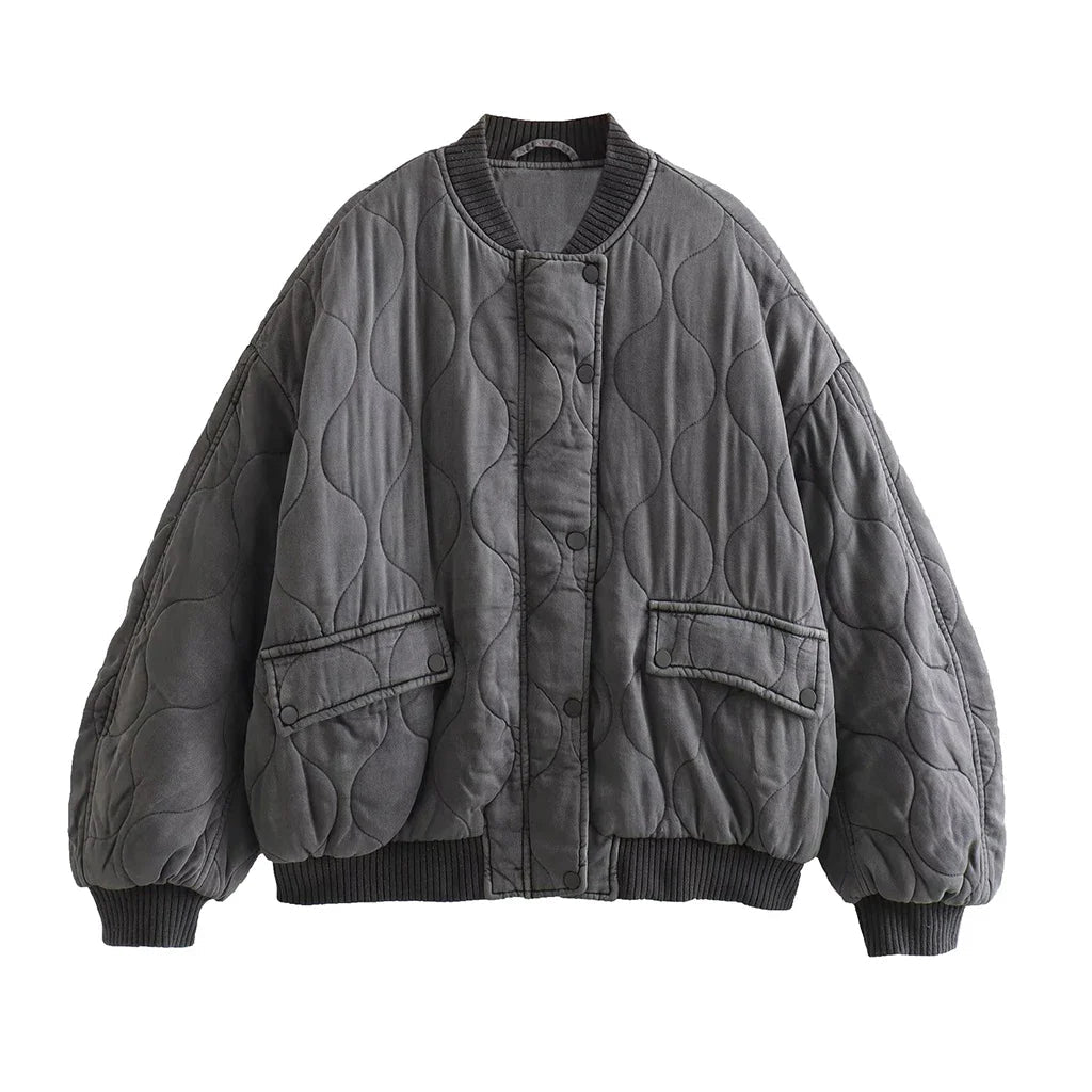 Locker geschnittene graue Damen Steppjacke. Trendy Übergangsjacke für vielseitige Frühlings- und Herbst-Outfits.
