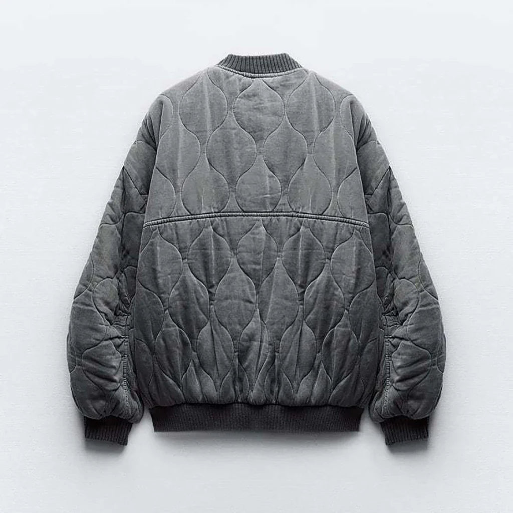 Trendige graue Damen Steppjacke mit modernen Nähten. Ideal als bequeme & stylische Übergangsjacke.