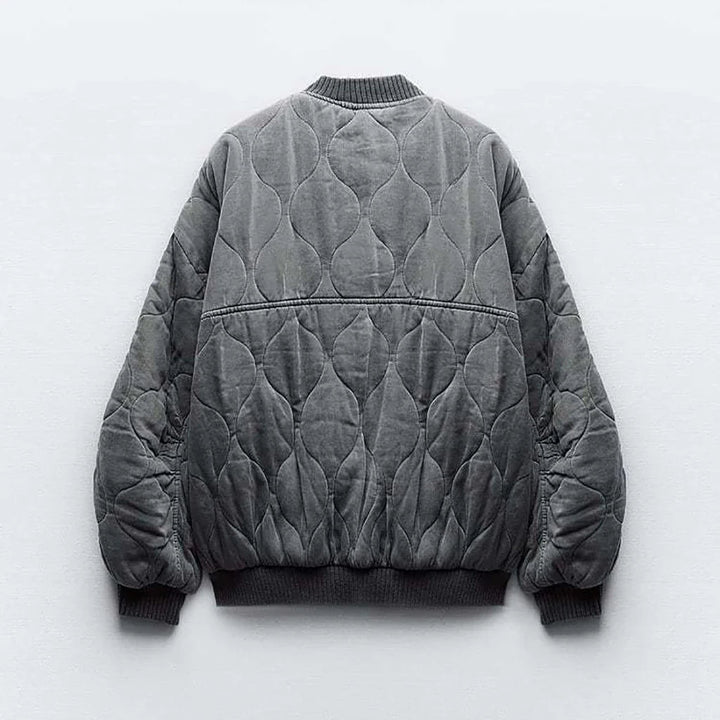 Trendige graue Damen Steppjacke mit modernen Nähten. Ideal als bequeme & stylische Übergangsjacke.