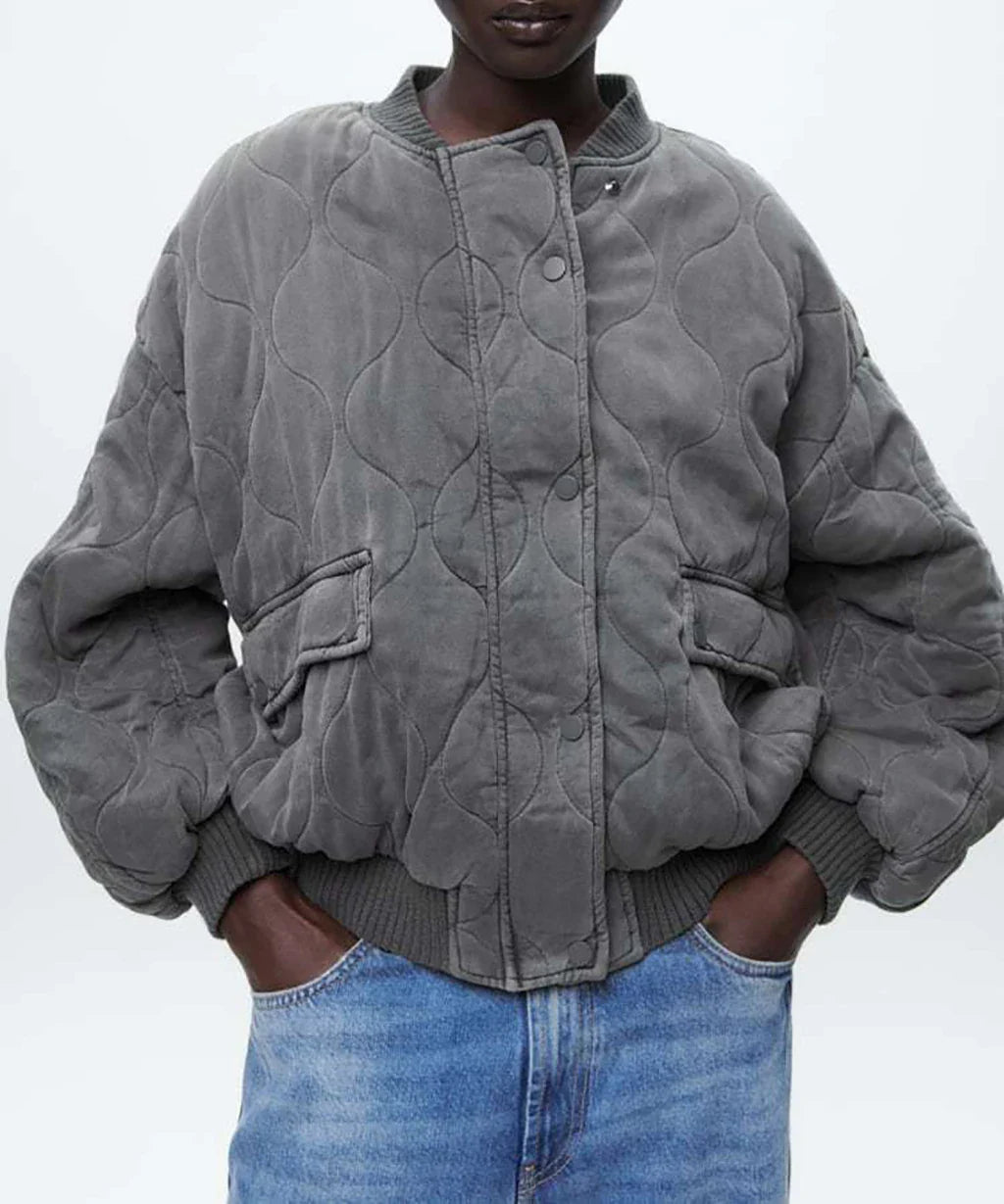 Elegante graue Damen Steppjacke, locker geschnitten für hohen Komfort. Perfekte Casual-Übergangsjacke.