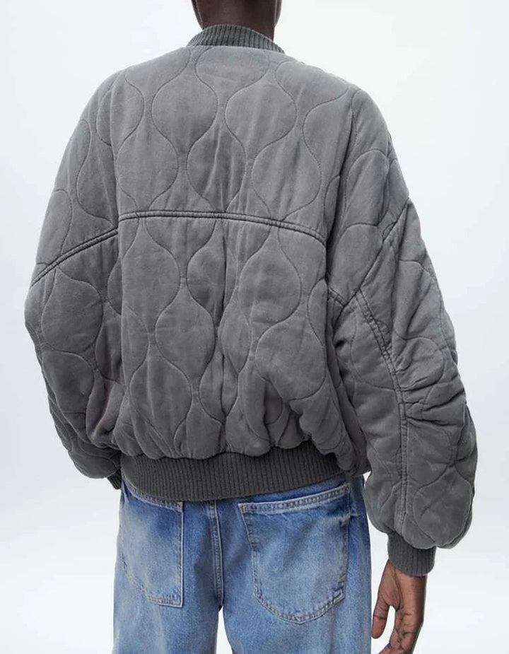 Modische graue Damen Steppjacke im Oversize-Stil. Eine trendy Übergangsjacke für kühle Tage im Frühling/Herbst.