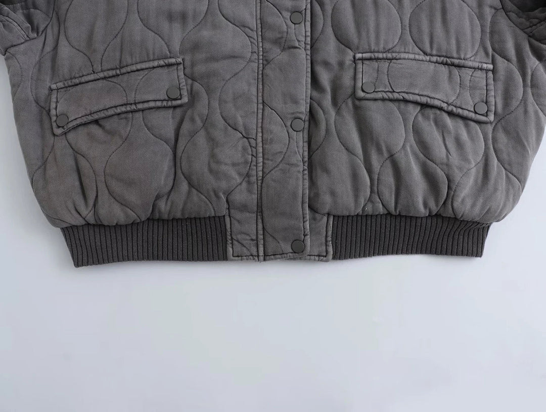 Diese graue Damen Steppjacke ist locker geschnitten & trendy. Eine modische Oversize Übergangsjacke für jede Gelegenheit.