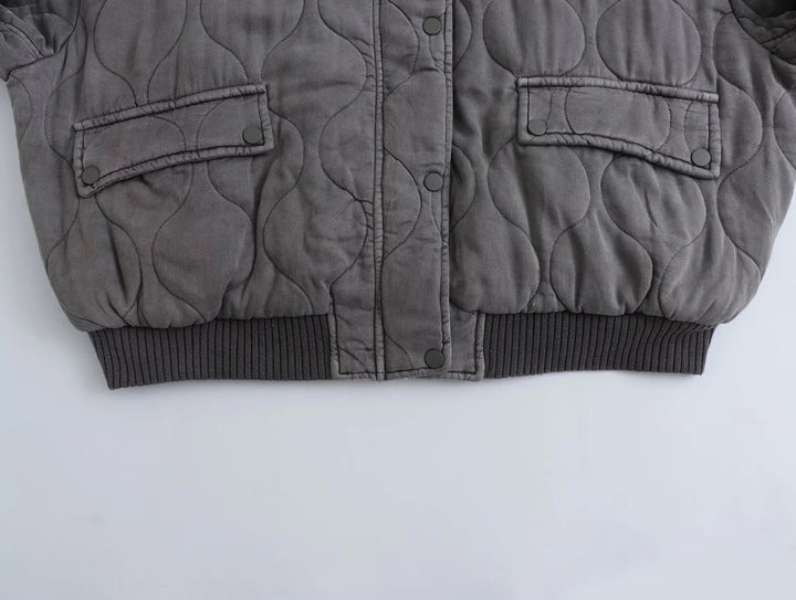 Diese graue Damen Steppjacke ist locker geschnitten & trendy. Eine modische Oversize Übergangsjacke für jede Gelegenheit.