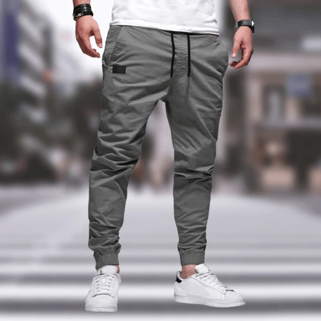 Graue Herren Cargo-Hose mit praktischen Taschen & moderner Passform. Bequeme Freizeithose für Alltag & Streetwear.