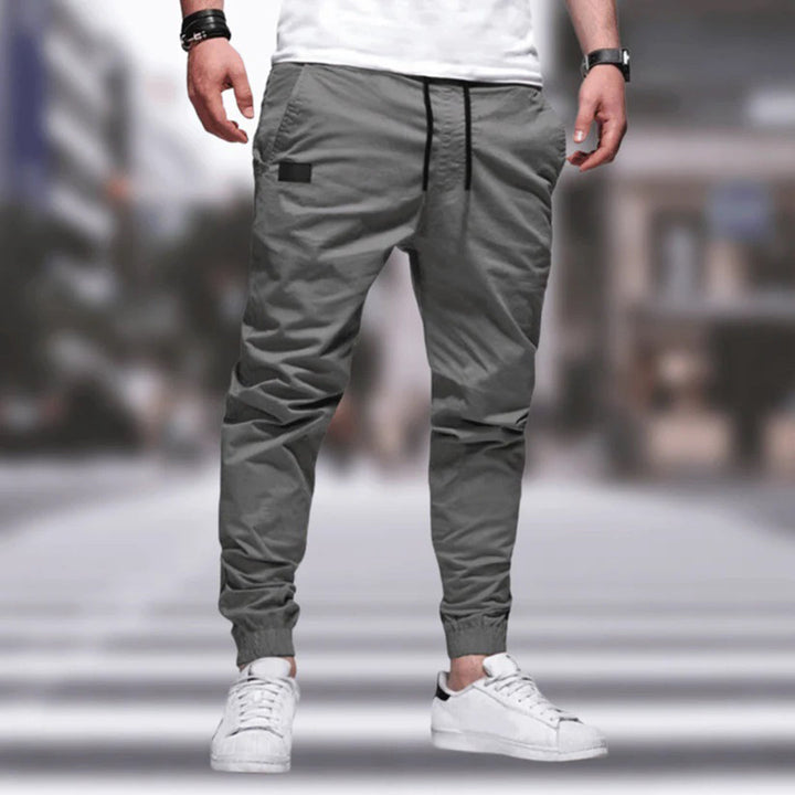 Graue Herren Cargo-Hose mit praktischen Taschen & moderner Passform. Bequeme Freizeithose für Alltag & Streetwear.