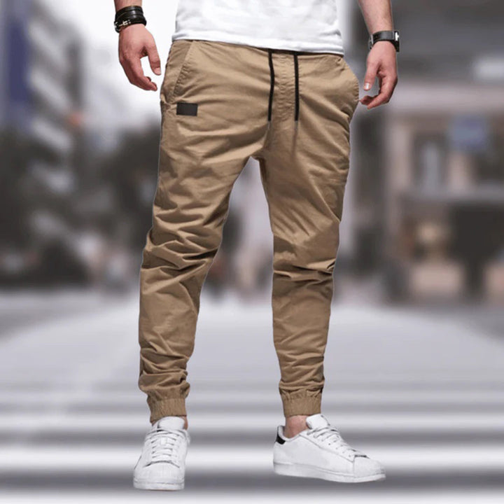 Beigefarbene stylische Herren Cargohose. Moderne Passform, praktische Taschen, ideal für Freizeit & Streetwear.