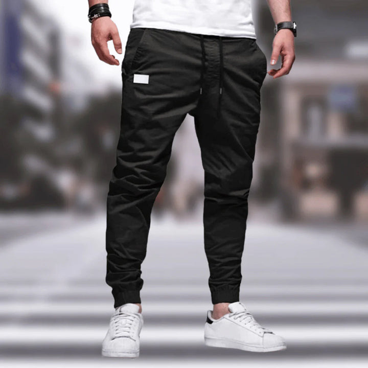 Schwarze bequeme Herren Cargo-Hose mit praktischen Taschen. Perfekt für Casual, Freizeit, Alltag & Streetwear.