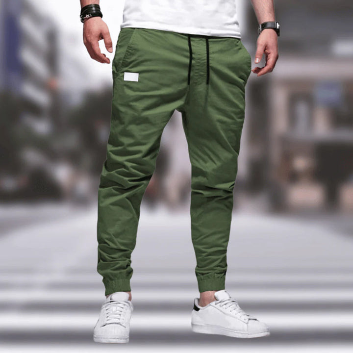 Grüne modische Herren Cargohose mit praktischen Taschen. Moderne Passform, ideal für Casual Style & Streetwear.