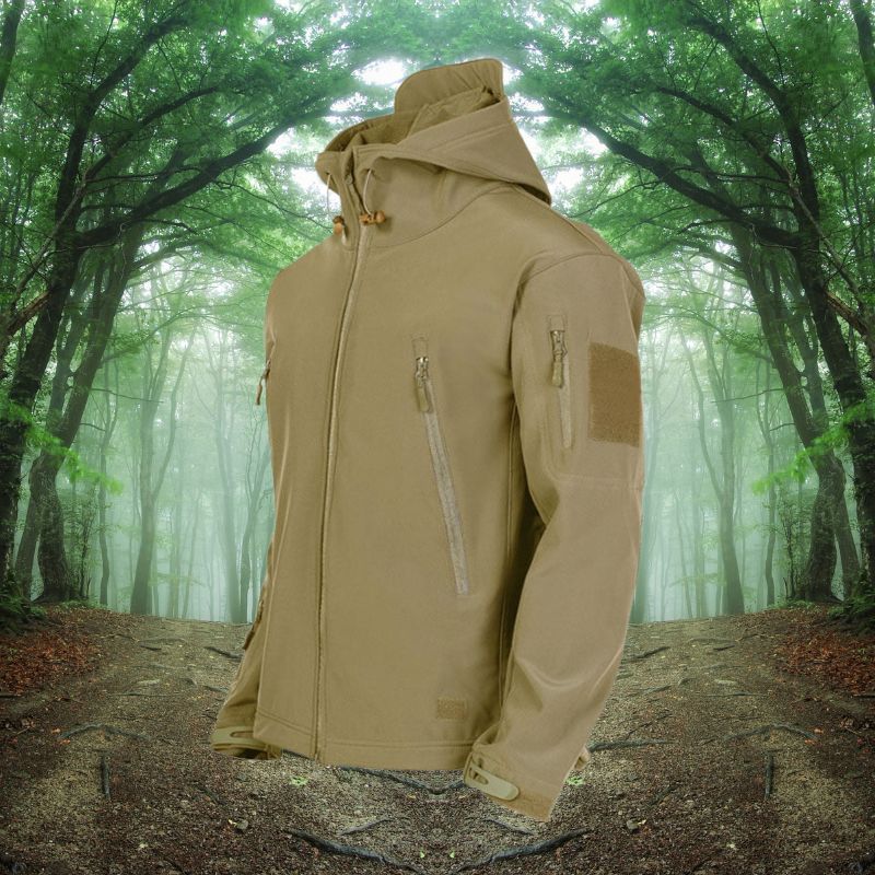 Khaki Herren Taktikjacke, wasserdicht & robust. Perfekt als winddichte Übergangsjacke für Outdoor-Abenteuer.