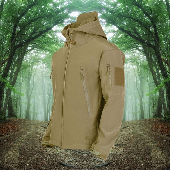 Khaki Herren Taktikjacke, wasserdicht & robust. Perfekt als winddichte Übergangsjacke für Outdoor-Abenteuer.