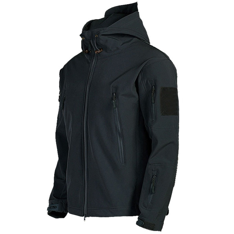 Militärgrüne Herren Taktikjacke, wasserdicht & winddicht. Robuste Outdoorjacke für Abenteuer im Freien.