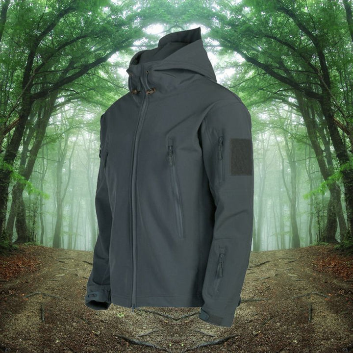 Graue Herren Outdoorjacke, taktisch, wasserdicht & winddicht. Robuste Freizeitjacke für Abenteuer.