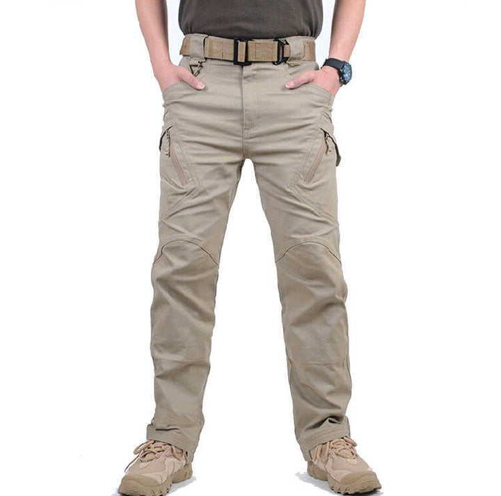Graue, robuste Herren Tactical Cargo Hose mit vielen Taschen für Outdoor-Abenteuer & Wandern.