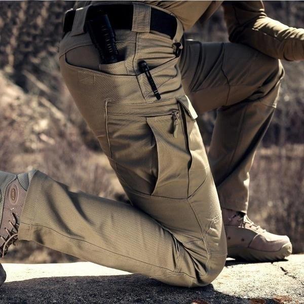 Grüne Herren Tactical Cargo Hose, robust und bequem, ideal für Trekking, Camping & Outdoor.