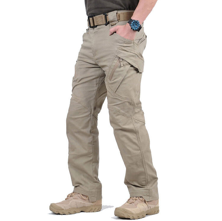 Robuste graue Herren Cargo Hose mit vielen praktischen Taschen für Wanderungen und Freizeit.