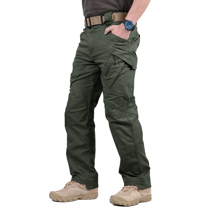 Bequeme grüne Herren Outdoor Cargo Hose, funktional und strapazierfähig, perfekt für Abenteuer.