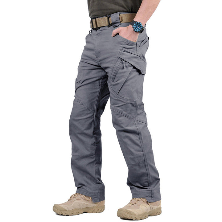 Moderne Herren Cargo Hose in Grün, robust, mit vielen Taschen für Outdoor-Aktivitäten & Alltag.