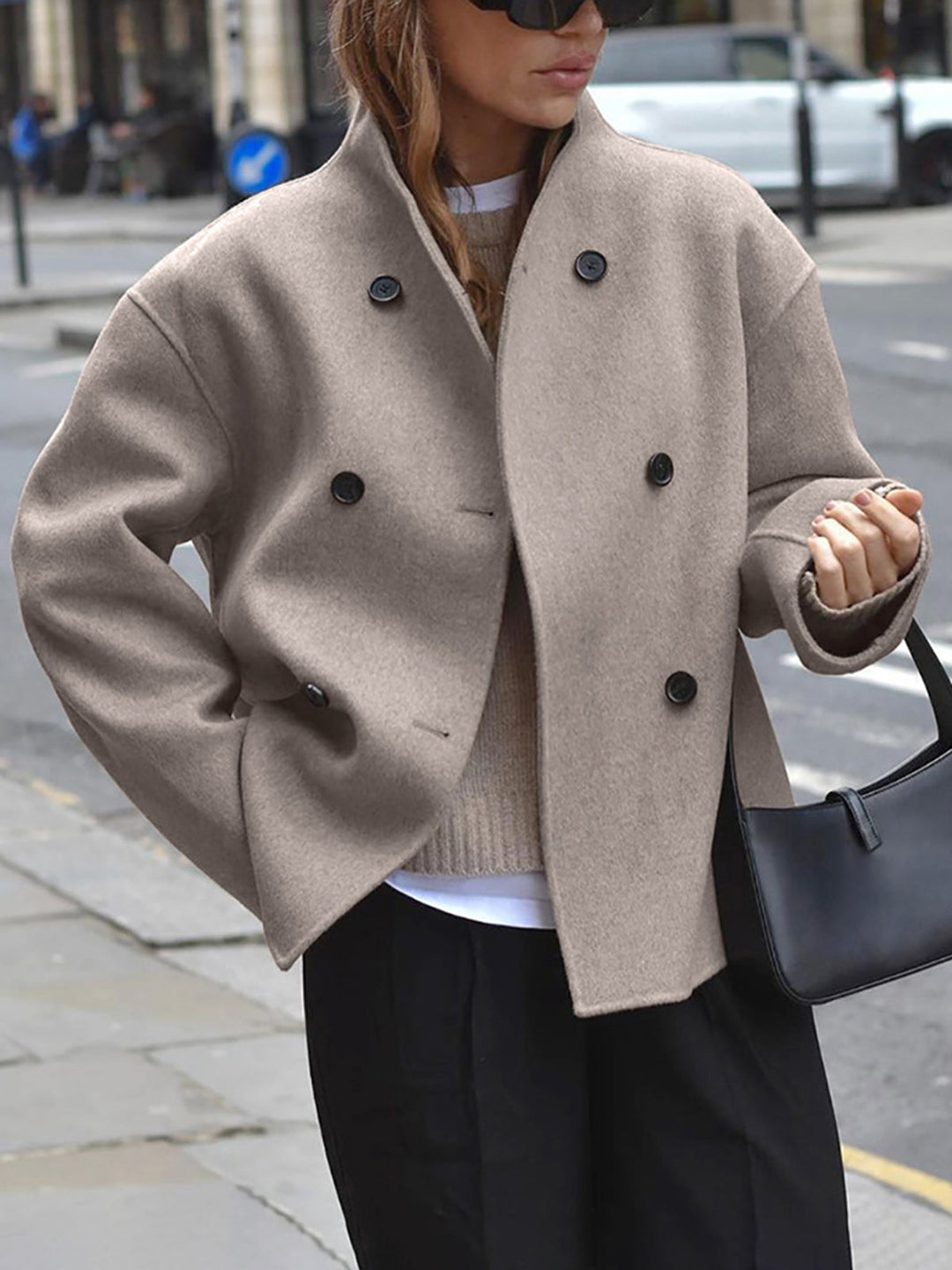 Graue weitgeschnittene Damenjacke mit Knopfverschluss für stilvolle Alltagsmode. Komfortable Trendjacke.