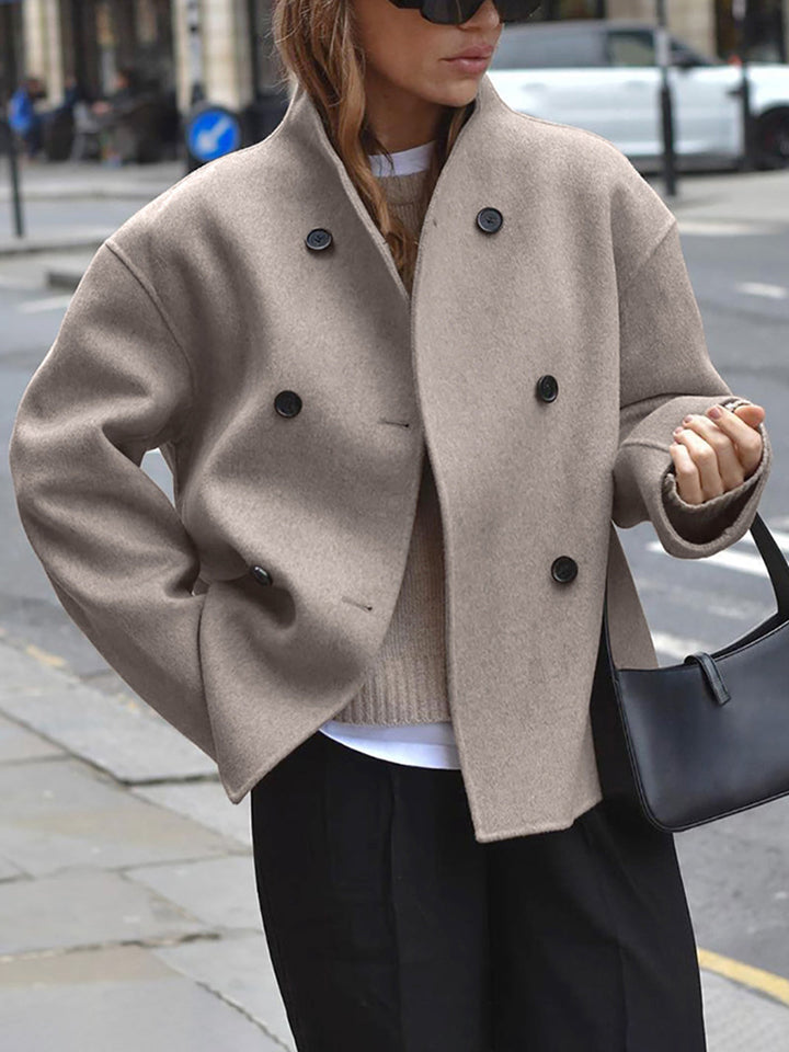 Graue weitgeschnittene Damenjacke mit Knopfverschluss für stilvolle Alltagsmode. Komfortable Trendjacke.