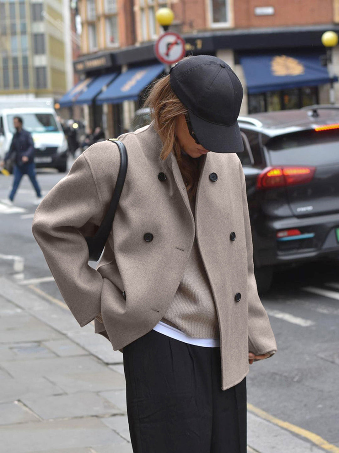 Modische, weitgeschnittene Damenjacke in Grau, perfekt für lässige Eleganz und hohen Komfort im Alltag.