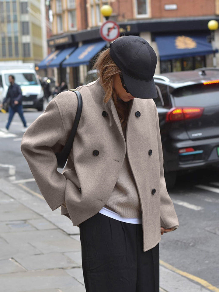 Modische, weitgeschnittene Damenjacke in Grau, perfekt für lässige Eleganz und hohen Komfort im Alltag.