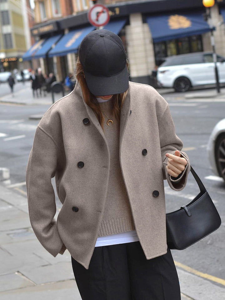 Khaki-farbene weitgeschnittene Damen Freizeitjacke, ideal als stilvolle Frühlings- oder Herbstjacke.