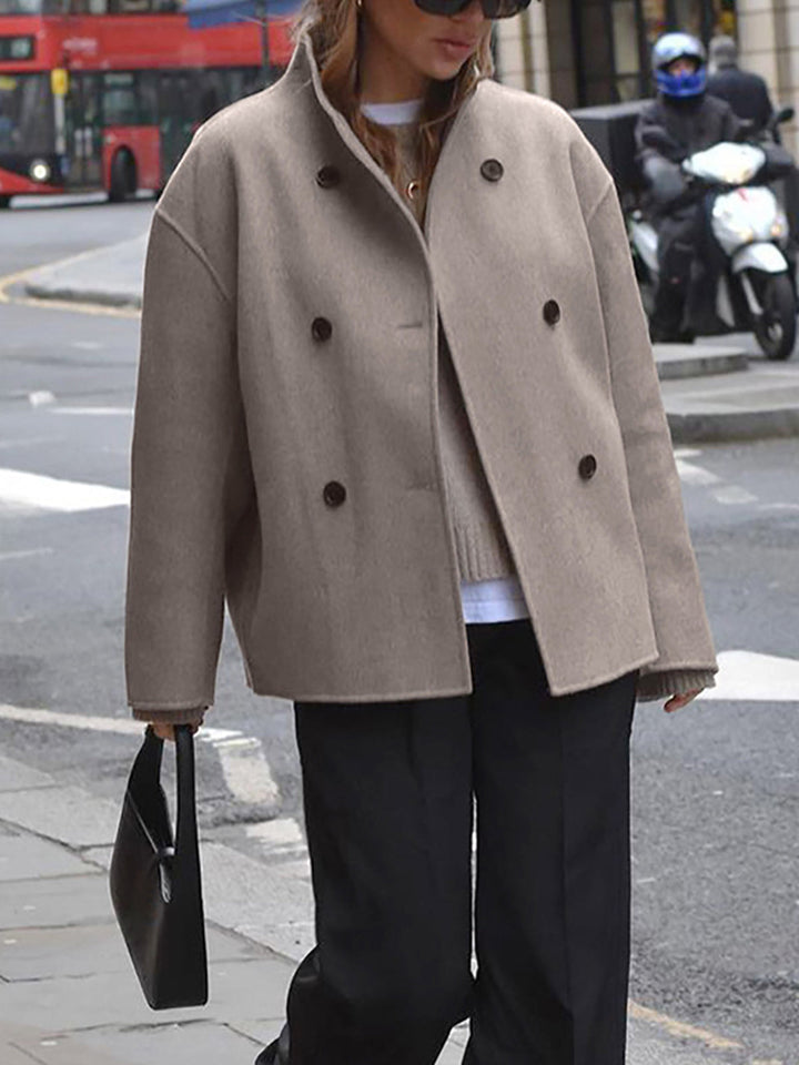 Stilvolles Outfit mit weitgeschnittener Damenjacke in Khaki. Trendige Freizeitjacke für Damen, vielseitig kombinierbar.