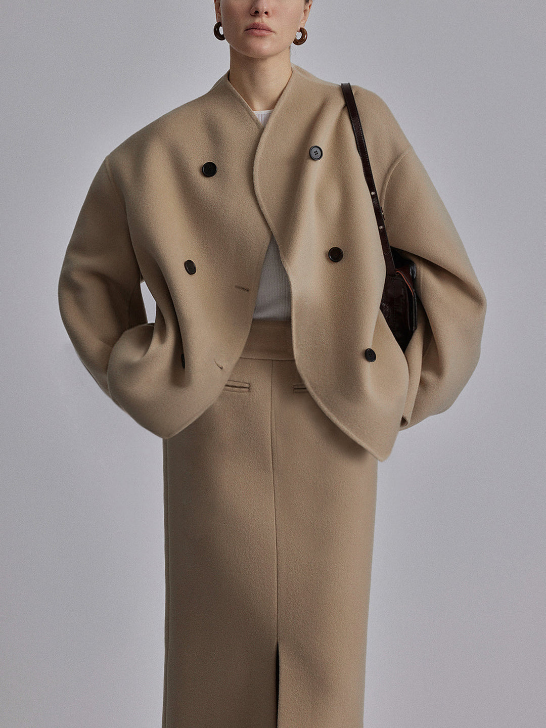 Trendige, weitgeschnittene Damenjacke in Grau mit Knopfverschluss. Komfortable Freizeitjacke für stilvolle Outfits.