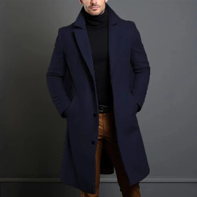 Eleganter, grauer Herren Wintermantel, gefüttert und warm für stilvolle Winteroutfits.