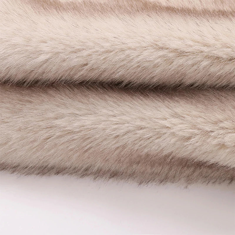 Stilvolle Damenjacke als Wintermantel, langer Schnitt, gekerbter Kragen, praktischen Seitentaschen.