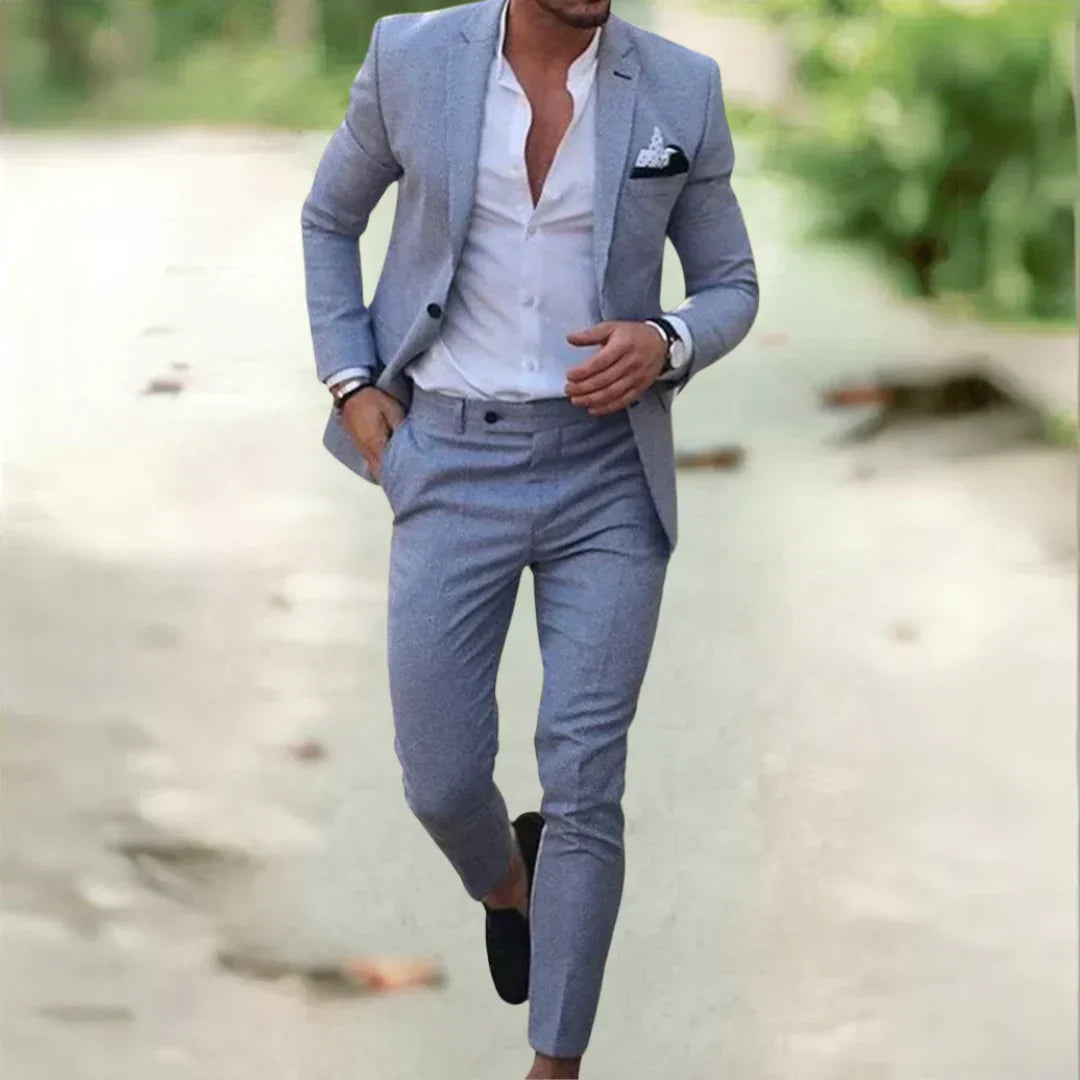 Herren Anzug Himmelblau, stilvolle Herrenmode, Outdoor.