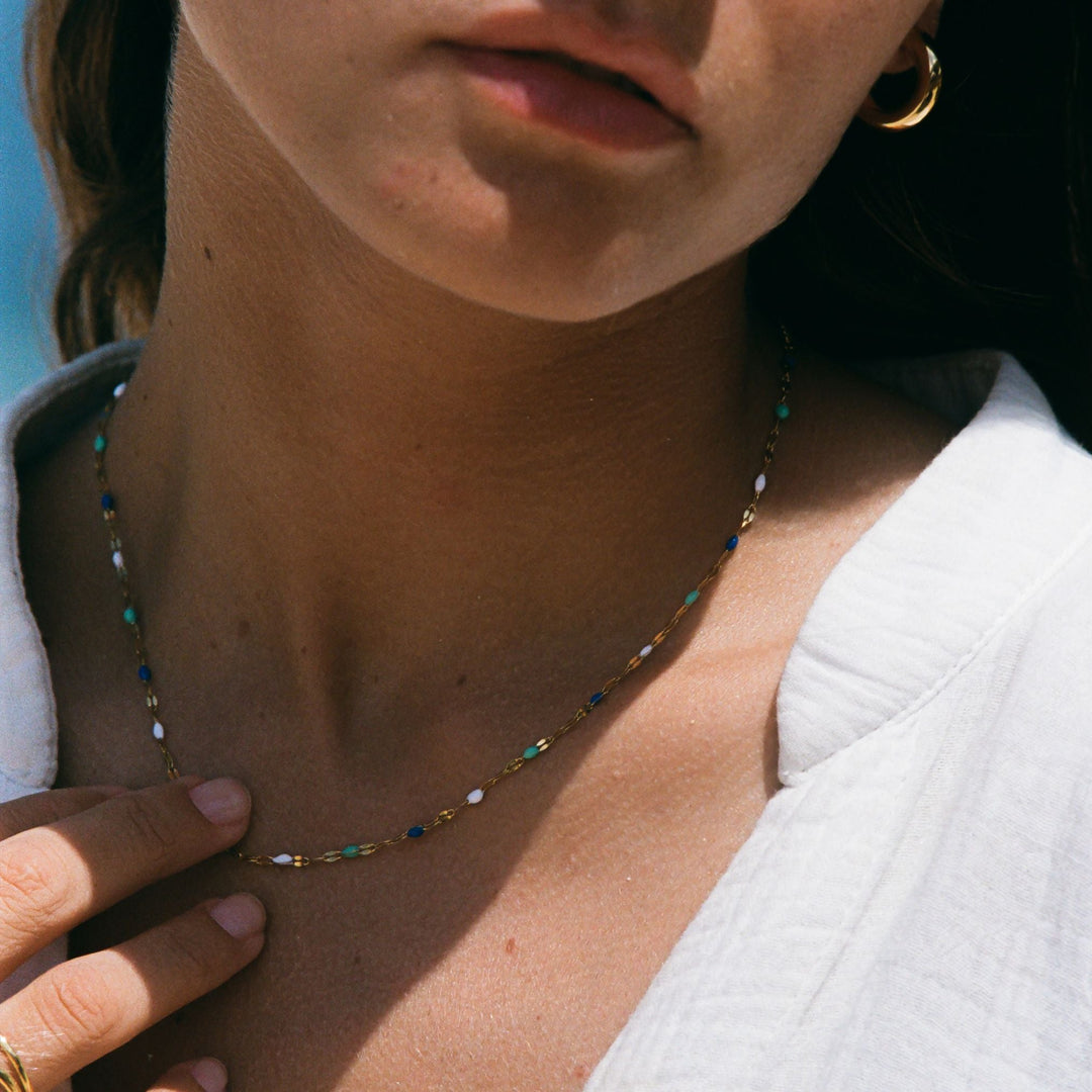 Damen Choker Halskette mit feinen Details kombiniert zu weißer Sommerkleidung