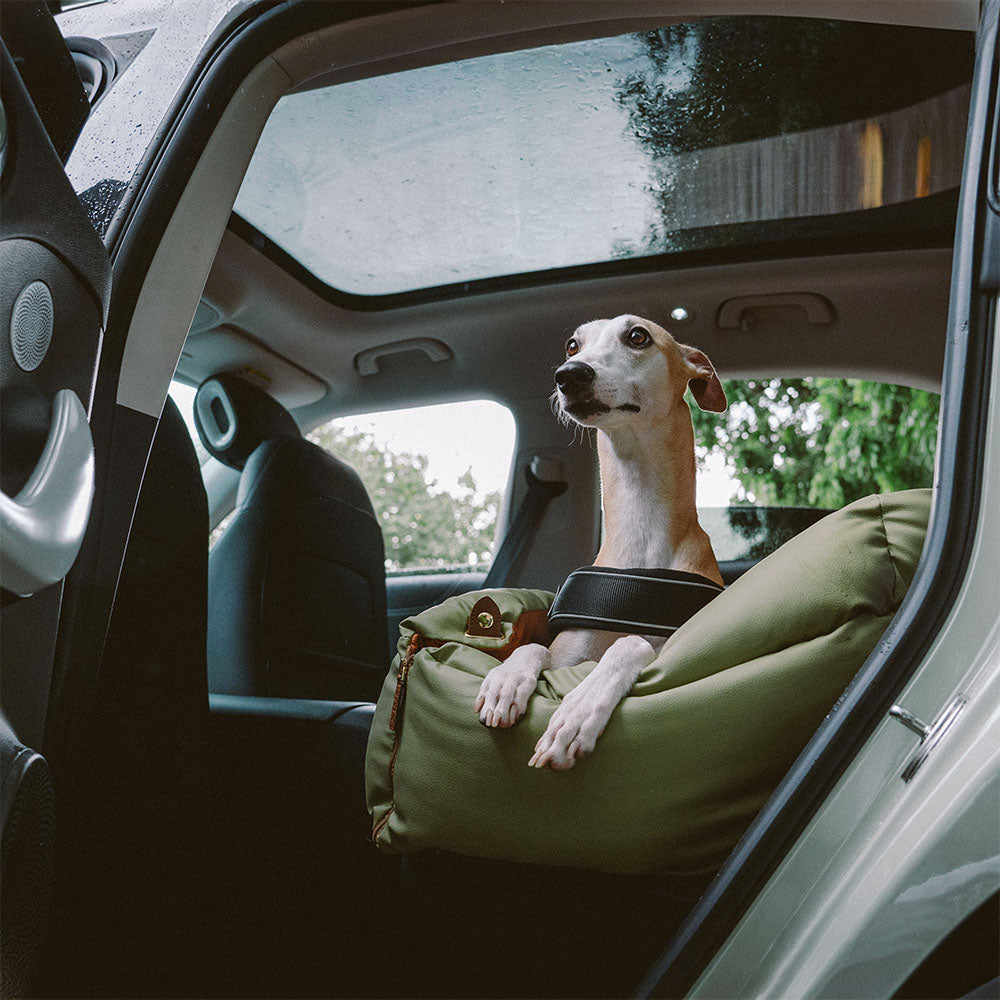 "Großer, stilvoller Deluxe-Hundesitz aus Kunstleder fürs Auto mit dicker Polsterung und erweiterbarem Liegebereich"