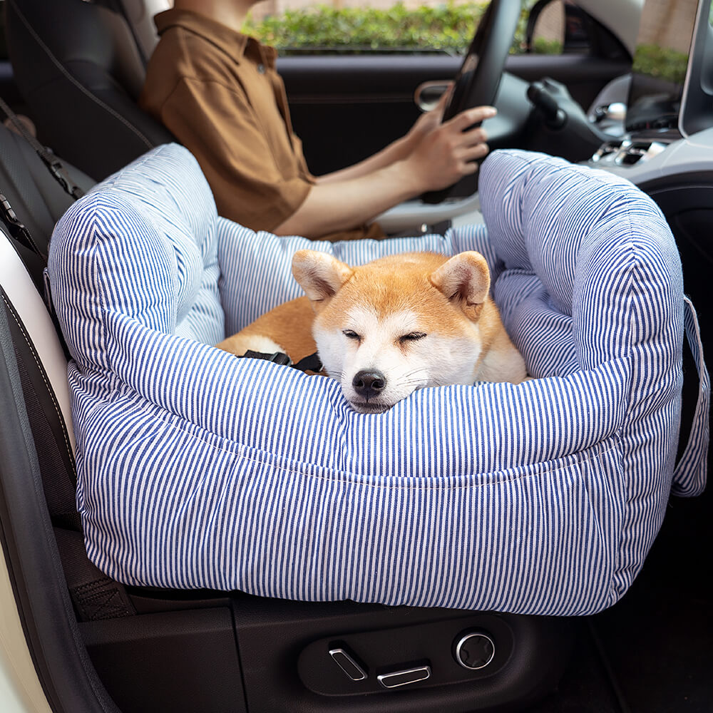 "Großer, tragbarer Hundeautositz in Blau mit Streifendesign, bietet Komfort und Sicherheit für Hunde während Autofahrten."