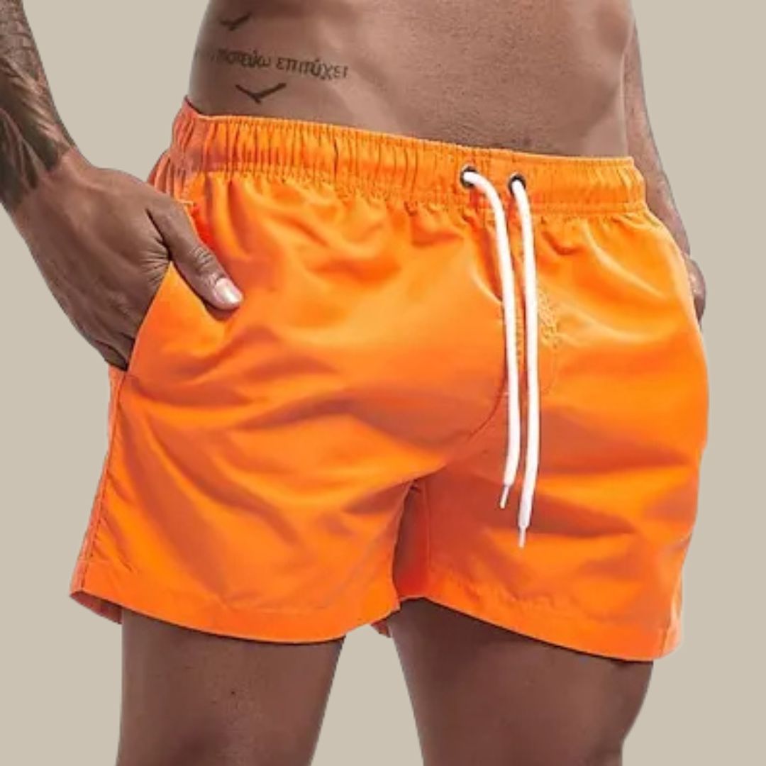 "Grüne, schnelltrocknende Herrenschwimmshorts mit elastischem Bund, Kordelzug und Taschen für stilvollen Komfort."