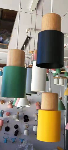 Mehrfarbige, zylindrische Hängeleuchten aus Holz und Metall in modernem Design.