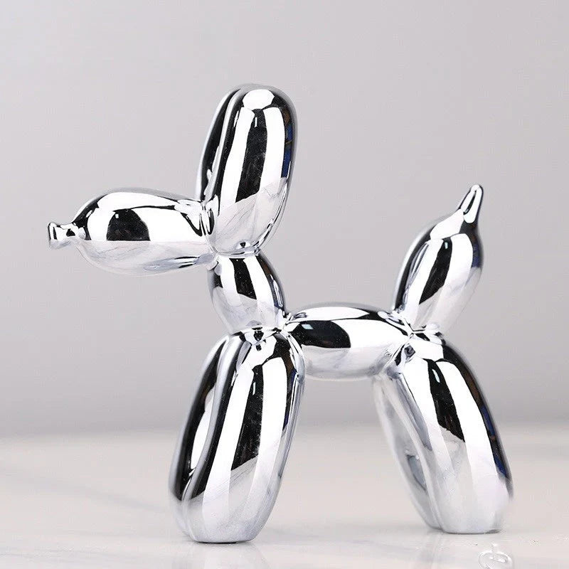 "Handgefertigte Ballontier-Skulptur aus reflektierendem Material als moderne, kunstvolle Dekoration für stilvolle Räume."